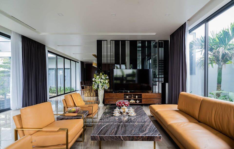 Phòng khách tối giản với nội thất phòng khách sang trọng gồm sofa, bàn trà, kệ tivi, kệ decor,... Thiết kế phòng khách tại Hà Nội