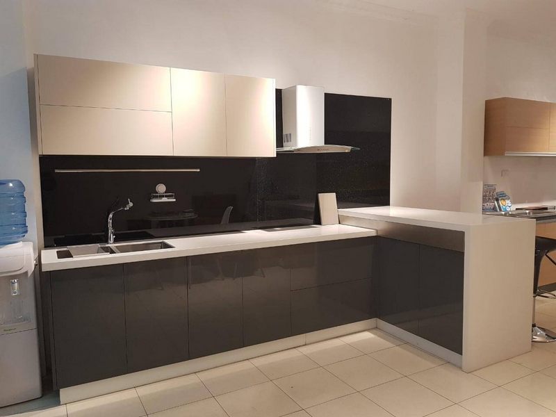 Sử dụng đá ốp bếp solid surface Hàn Quốc tạo cho không gian bếp đơn giản nhưng rộng rãi, giữ cho bề mặt luôn sạch sẽ và gọn gàng