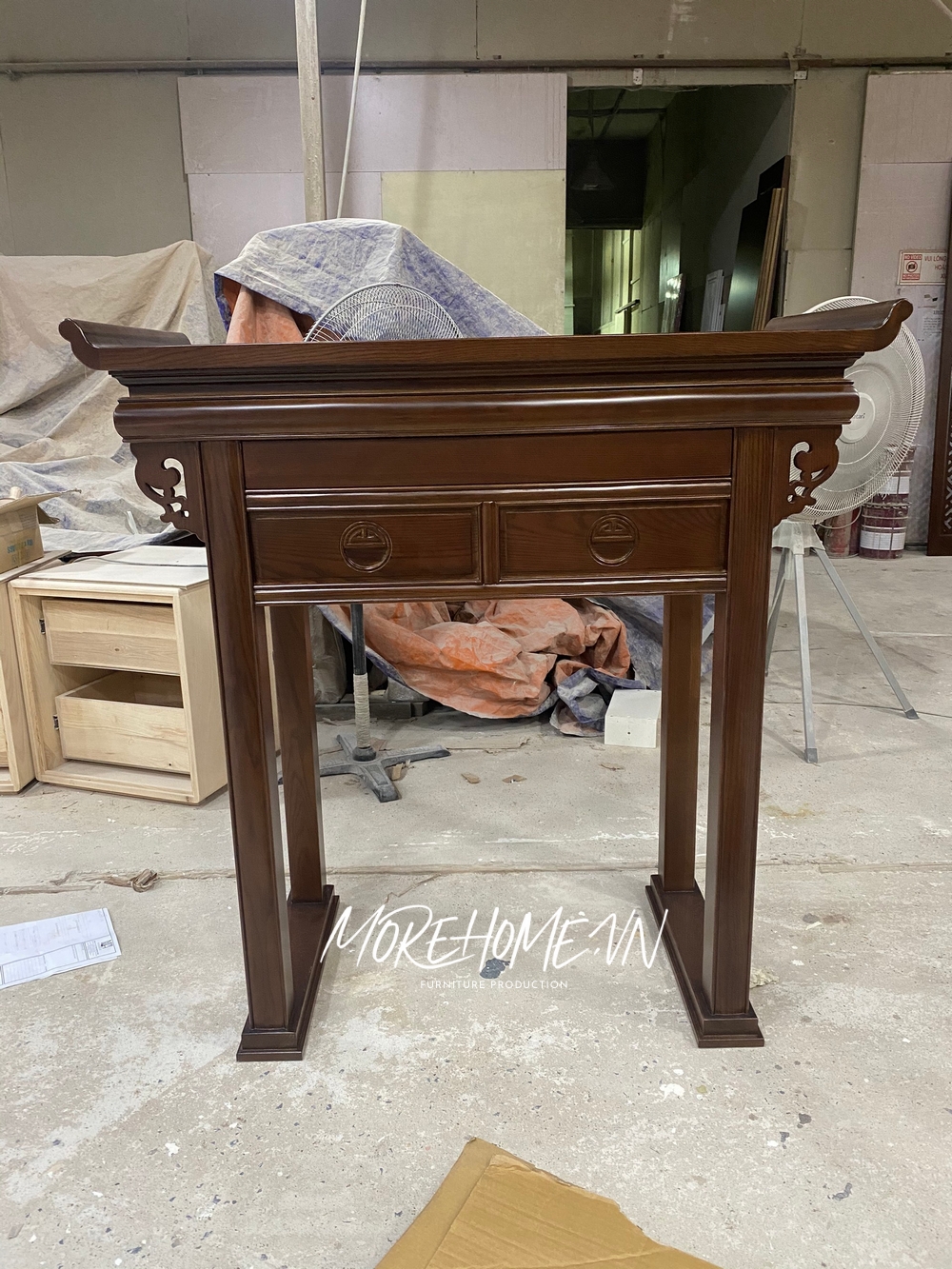 Thi công bàn thờ gỗ tự nhiên mang giá trị truyền thống, phong thủy thể hiện sự biết ơn, lòng thành kính, tôn nghiêm đối với tổ tiên cội nguồn