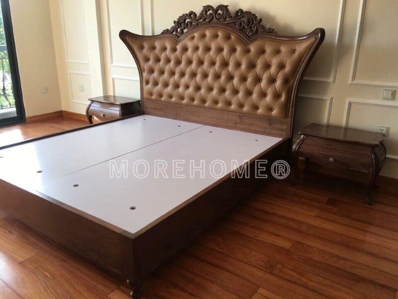 Mẫu giường ngủ gỗ óc chó tân cổ điển với đầu giường bọc da cao cấp là sự lựa chọn hoàn hảo cho nhà biệt thự.