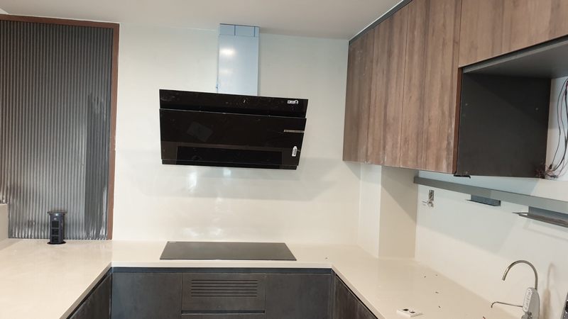 Sự hợp tác tinh tế giữa tủ gỗ công nghiệp An Cường và mặt đá hàn quốc uốn cong đã tạo nên một không gian trang trí hài hòa cho căn bếp chung cư hiện đại.