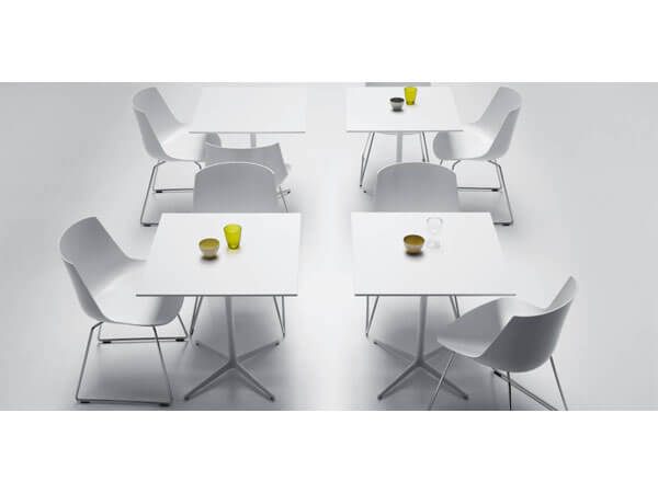 Bàn ăn mặt đá nhân tạo màu trắng nổi bật giữa không gian bởi giá trị sử dụng và thảm mỹ mang lại của nó.